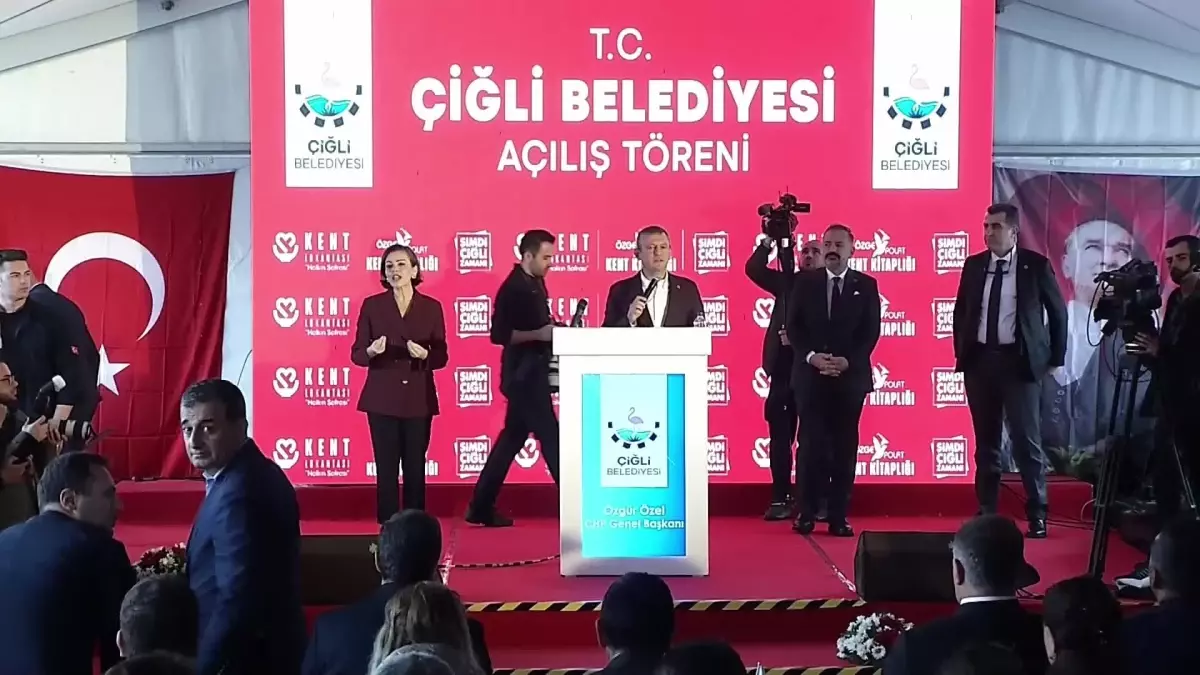 CHP Genel Başkanı Özgür Özel, İzmir'de yaptığı konuşmada şehirdeki gelişmelere