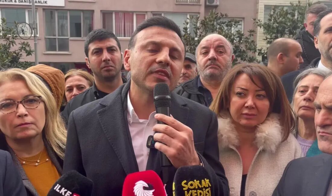 CHP İstanbul İl Başkanı Özgür Çelik, Beşiktaş Belediyesi önünde düzenlediği