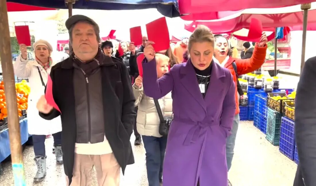 CHP Kadın Kolları, 'İktidara Kırmızı Kart Gösteriyoruz' eylemiyle hükümete karşı