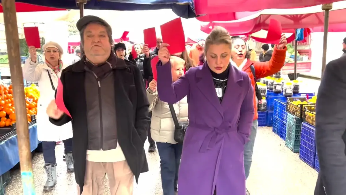CHP Kadın Kolları, 'İktidara Kırmızı Kart Gösteriyoruz' eylemiyle hükümete karşı