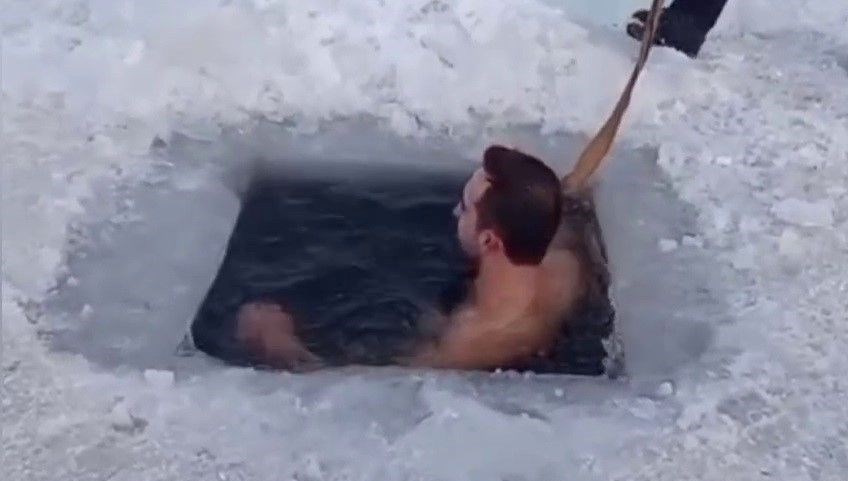 Çıldır Gölü'nde buzlu suya dalış yapmanın heyecanını keşfedin! Bu ilginç