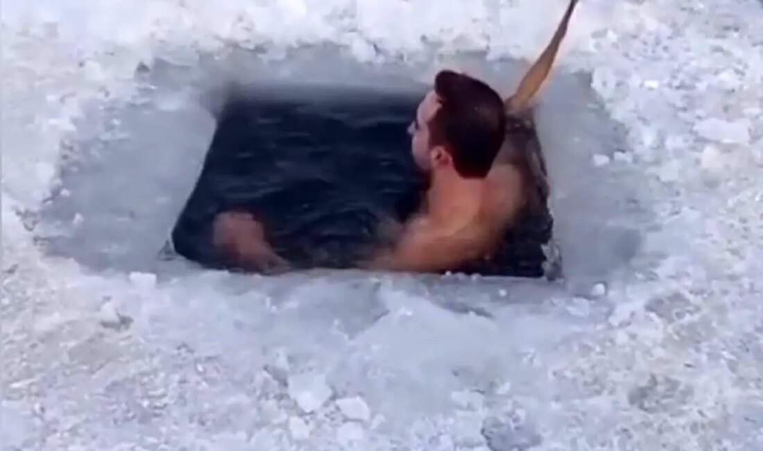 Çıldır Gölü'nde kışın tadını çıkarın! Buzlu suya girme çılgınlığı, eğlenceli