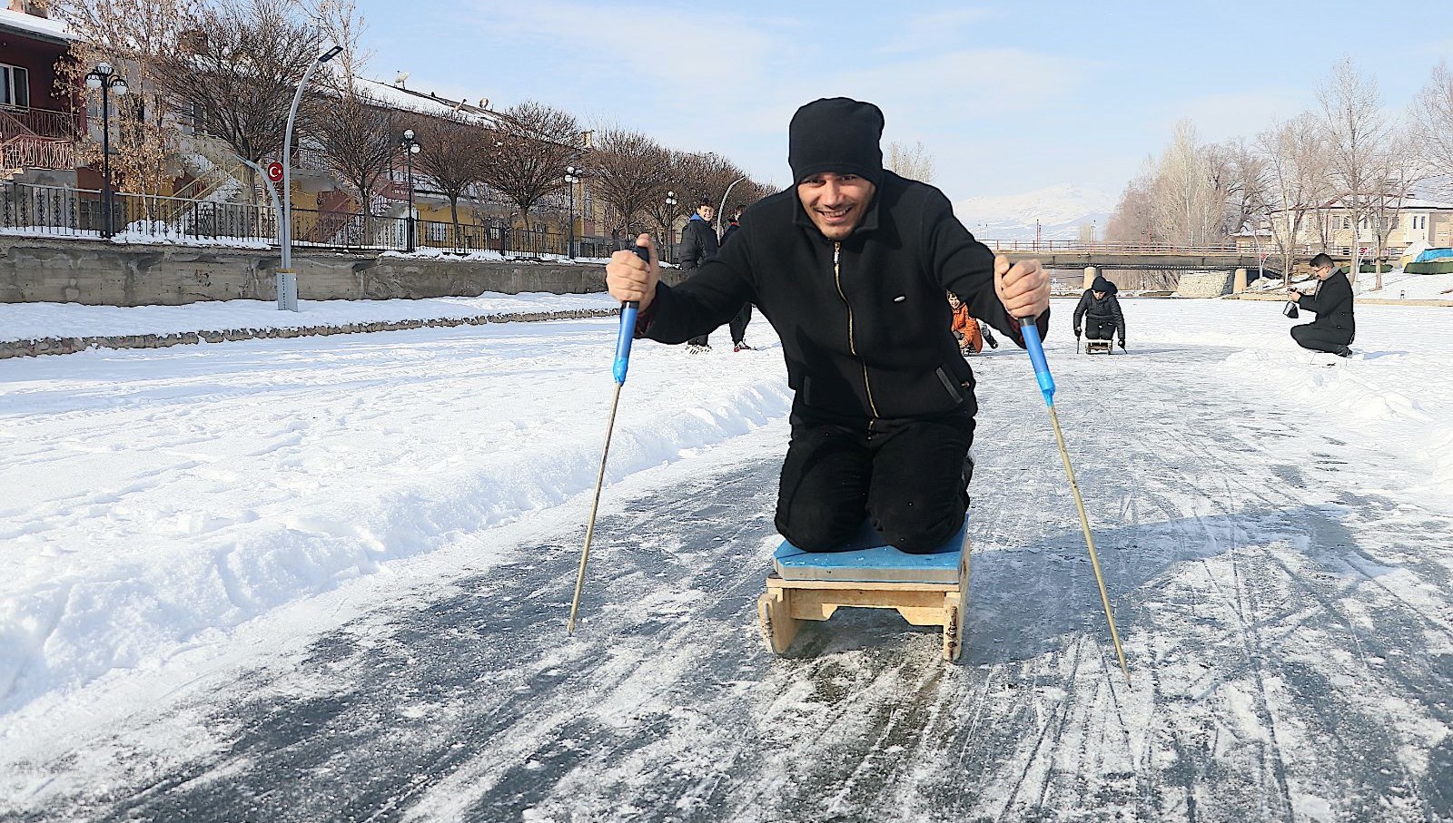 Çoruh Nehri'nde düzenlenen Buz Etkinliği ile kışın tadını çıkarın! Kızak