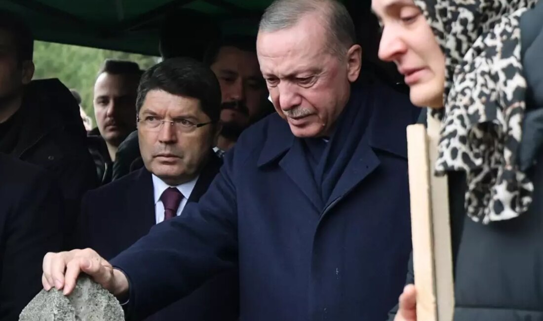 Cumhurbaşkanı Erdoğan, yangında hayatını kaybeden aileyi son yolculuklarına uğurladı. Törene