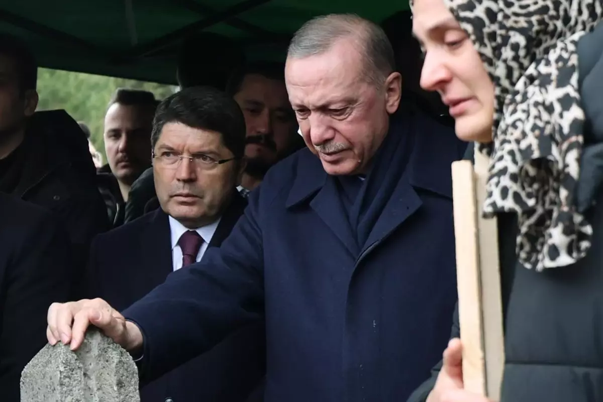 Cumhurbaşkanı Erdoğan, yangında hayatını kaybeden aileyi son yolculuklarına uğurladı. Törene