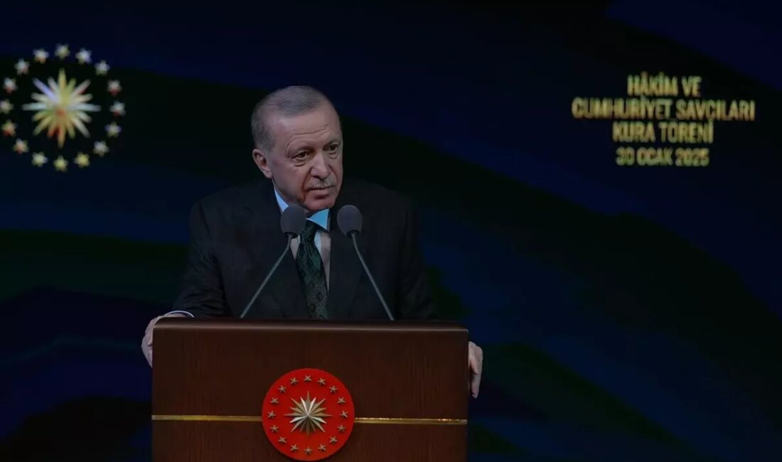 Cumhurbaşkanı Erdoğan, yargı süreçlerine müdahaleyi eski Türkiye'nin hayali olarak nitelendiriyor.