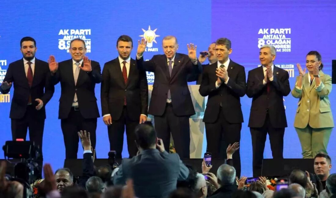 Cumhurbaşkanı Erdoğan, Antalya'da yaptığı açıklamalarda Özgür Özel'e sert eleştirilerde bulundu.