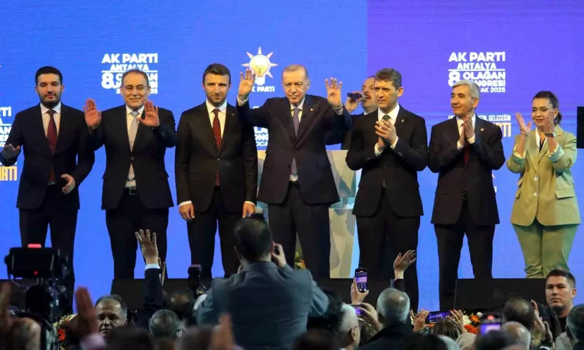 Cumhurbaşkanı Erdoğan, Antalya'da yaptığı açıklamalarda Özgür Özel'e sert eleştirilerde bulundu.