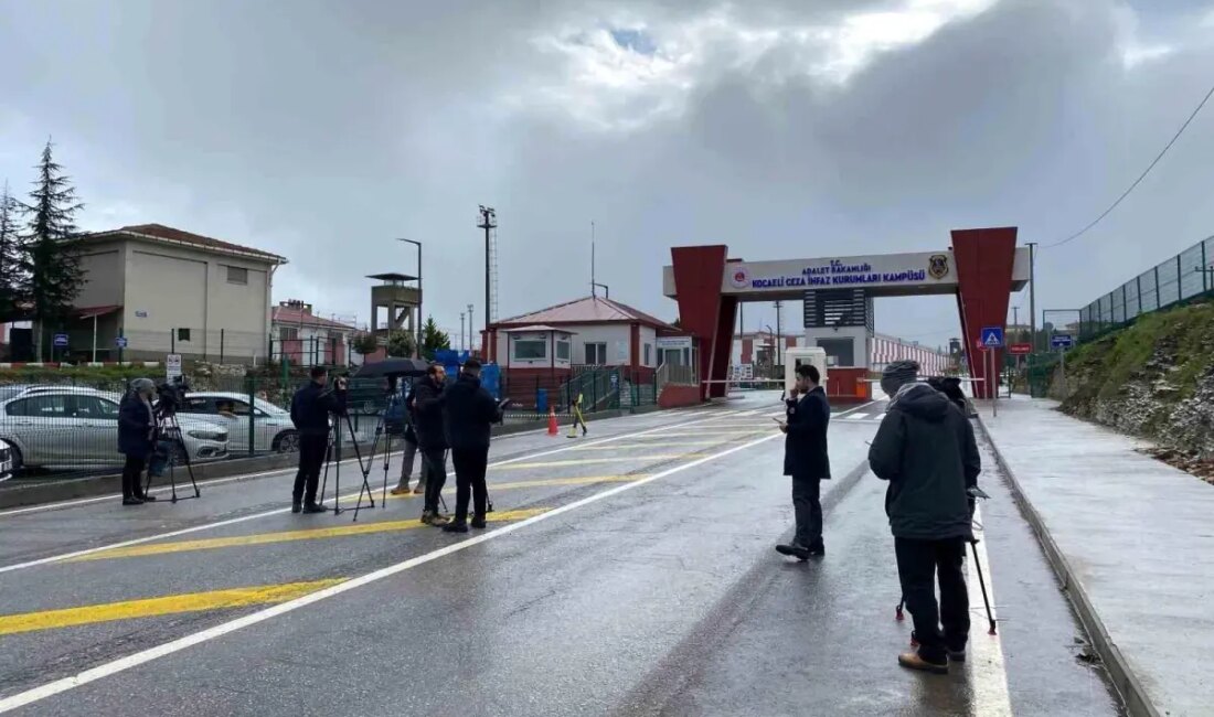 DEM Parti Heyeti, Kocaeli'de Figen Yüksekdağ'ı ziyaret ederek partinin hedefleri