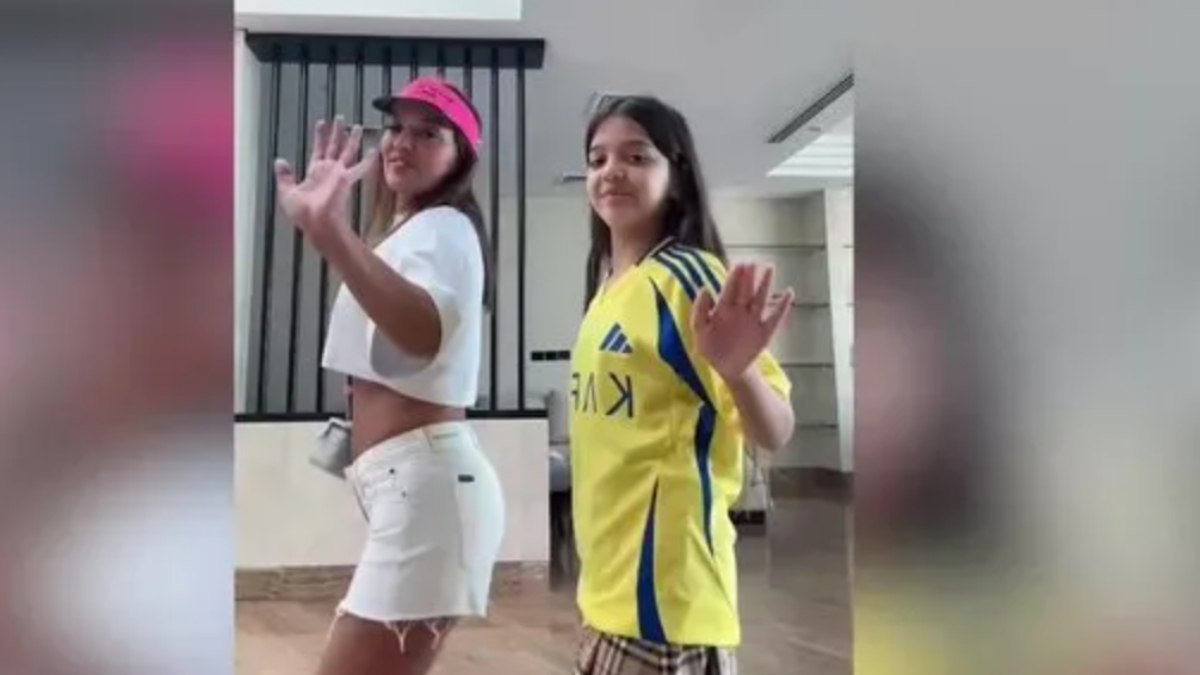 Demet Akalın ve kızı Hira'nın neşeli dans videoları ile keyifli