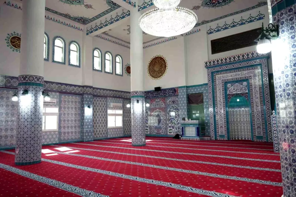Demirci Halıları, Seul Merkez Camisi'nin büyüleyici atmosferine zarafet katıyor. Geleneksel