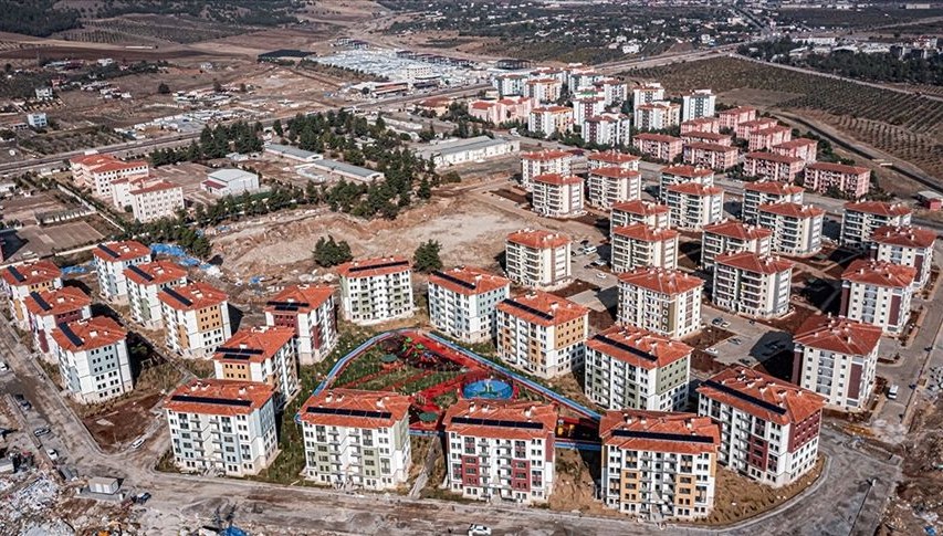 Deprem bölgesindeki konutların yeniden inşası ve teslim süreci hakkında kapsamlı