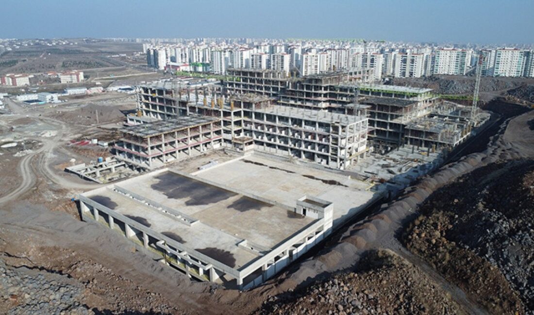 Kayapınar Şehir Hastanesi'nin kaba inşaatının yüzde 80'i tamamlandı. Açıklamalarda bulunan