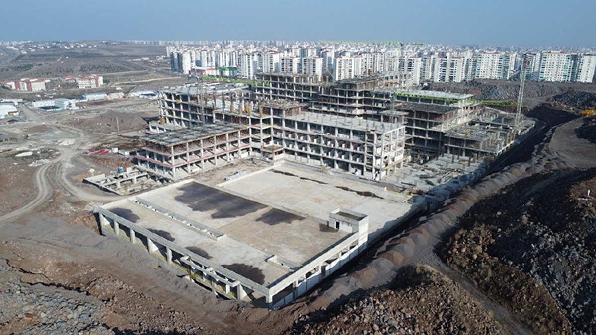 Kayapınar Şehir Hastanesi'nin kaba inşaatının yüzde 80'i tamamlandı. Açıklamalarda bulunan