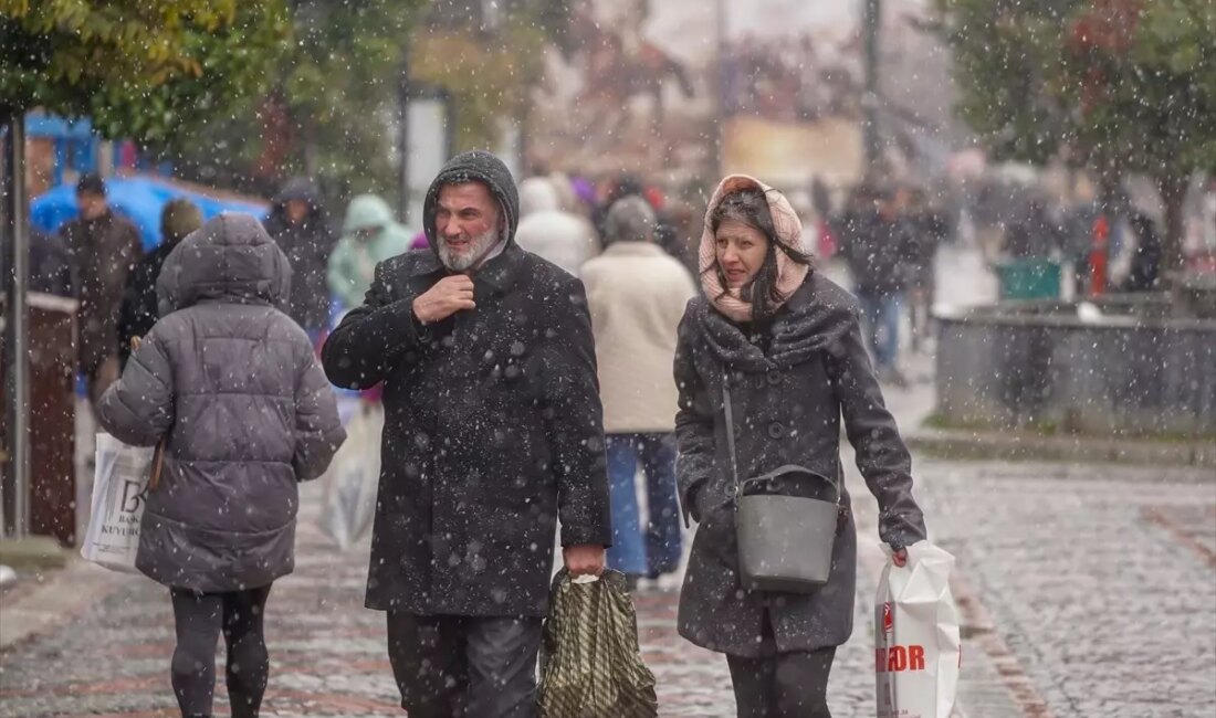 Edirne'de etkili olan kar yağışı nedeniyle eğitim faaliyetleri durduruldu. Öğrencilerin