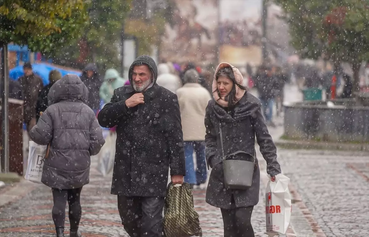 Edirne'de etkili olan kar yağışı nedeniyle eğitim faaliyetleri durduruldu. Öğrencilerin
