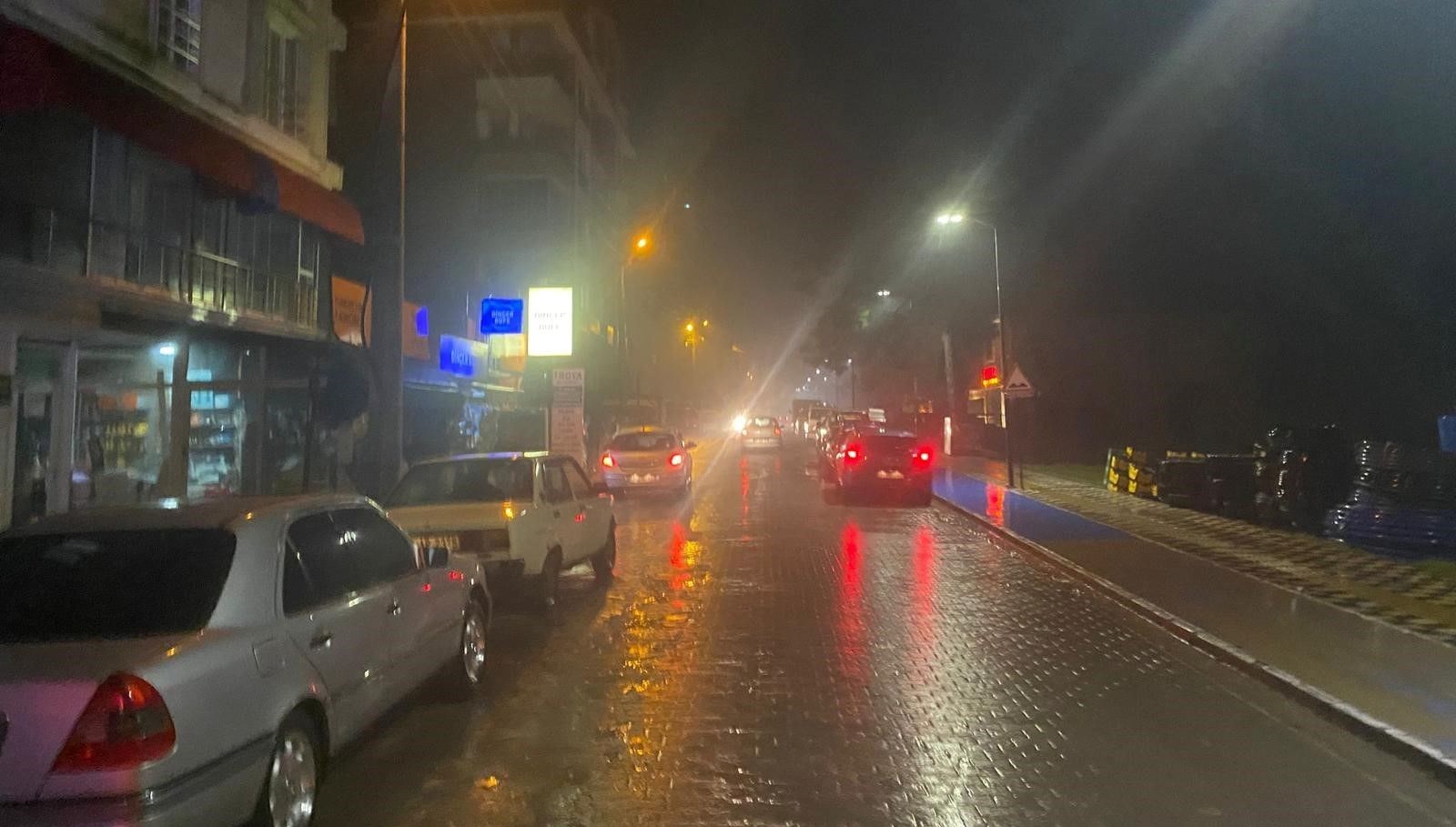 Ege Denizi'nde meydana gelen 5.2 büyüklüğündeki deprem, bölgedeki halkta panik