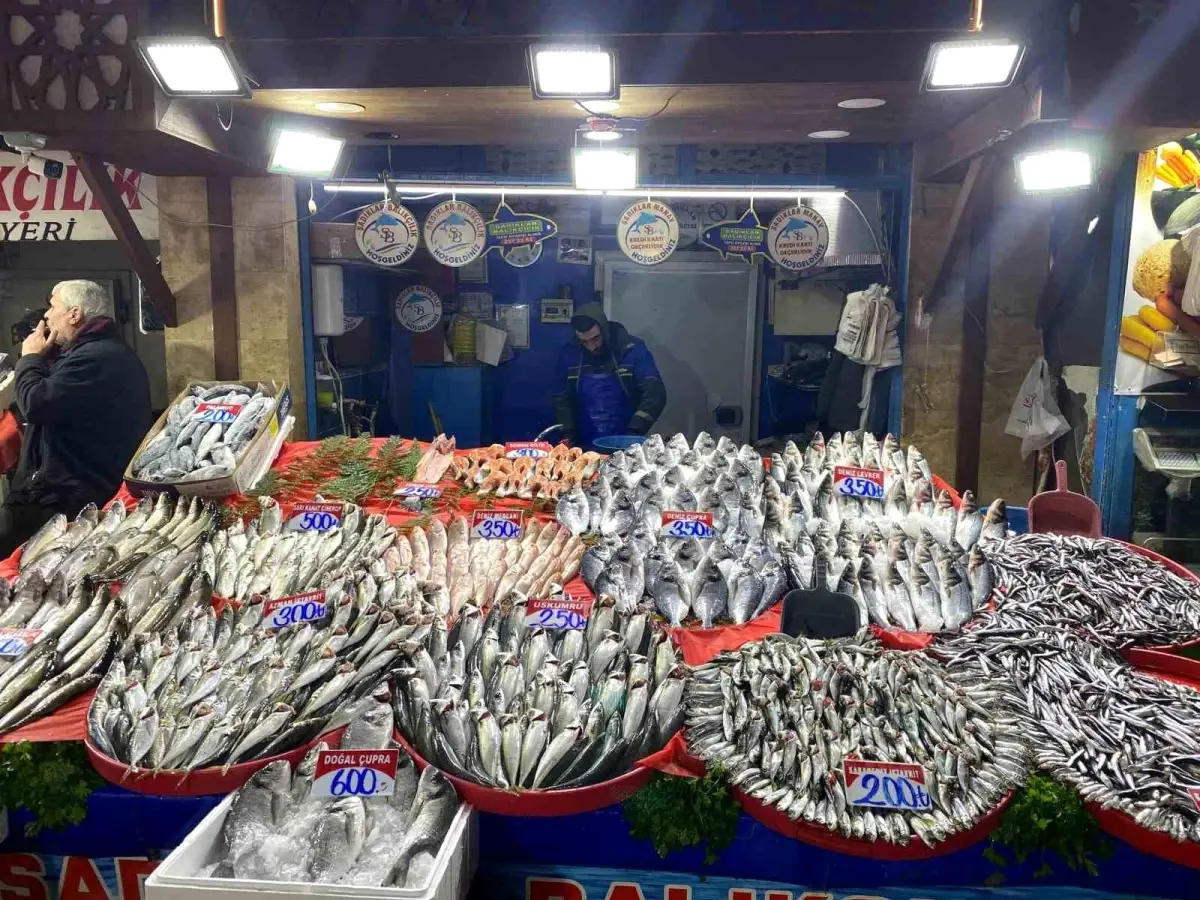 Elazığ'daki yerli somon ve balık tezgahları, taze ve lezzetli ürünleriyle