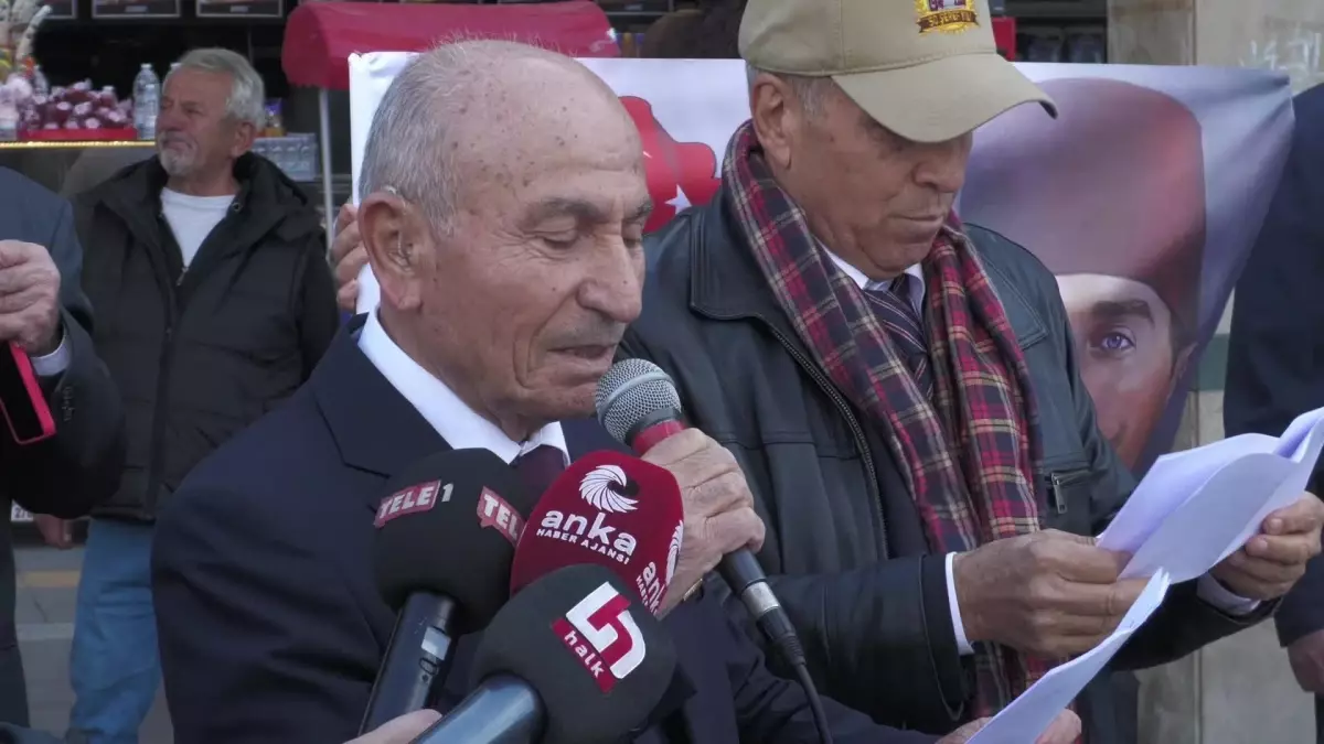 Emekli askerler, 'Teğmenime Dokunma' çağrısıyla birlik olmanın önemini vurguluyor. Bu