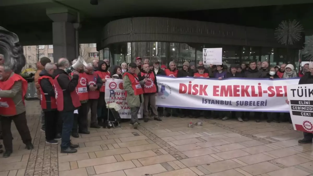 Mecidiyeköy'de bir araya gelen emekliler, maaş zammını protesto etti. Yükselen
