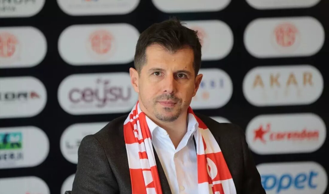 Emre Belözoğlu, Antalyaspor'un yeni teknik direktörü olarak göreve başladı. Futbol