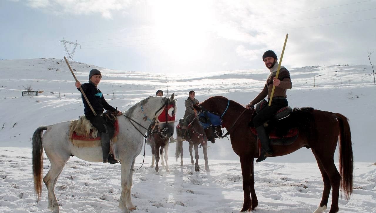 Erzincan ve Bayburt'ta düzenlenen cirit etkinlikleri, geleneksel sporun coşkusunu ve