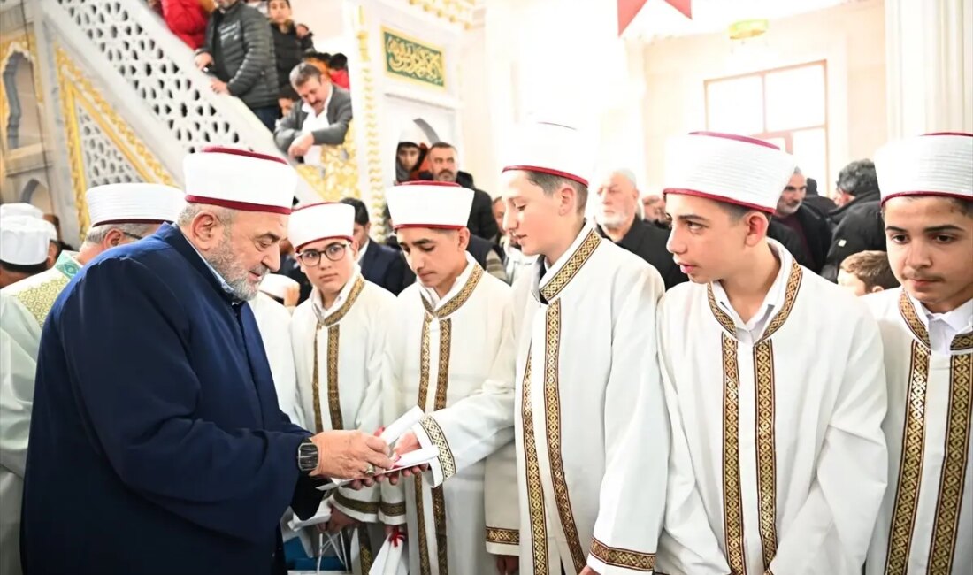 Erzurum'da düzenlenen icazet merasimi, 415 hafızın kutsal görevine adım attığı