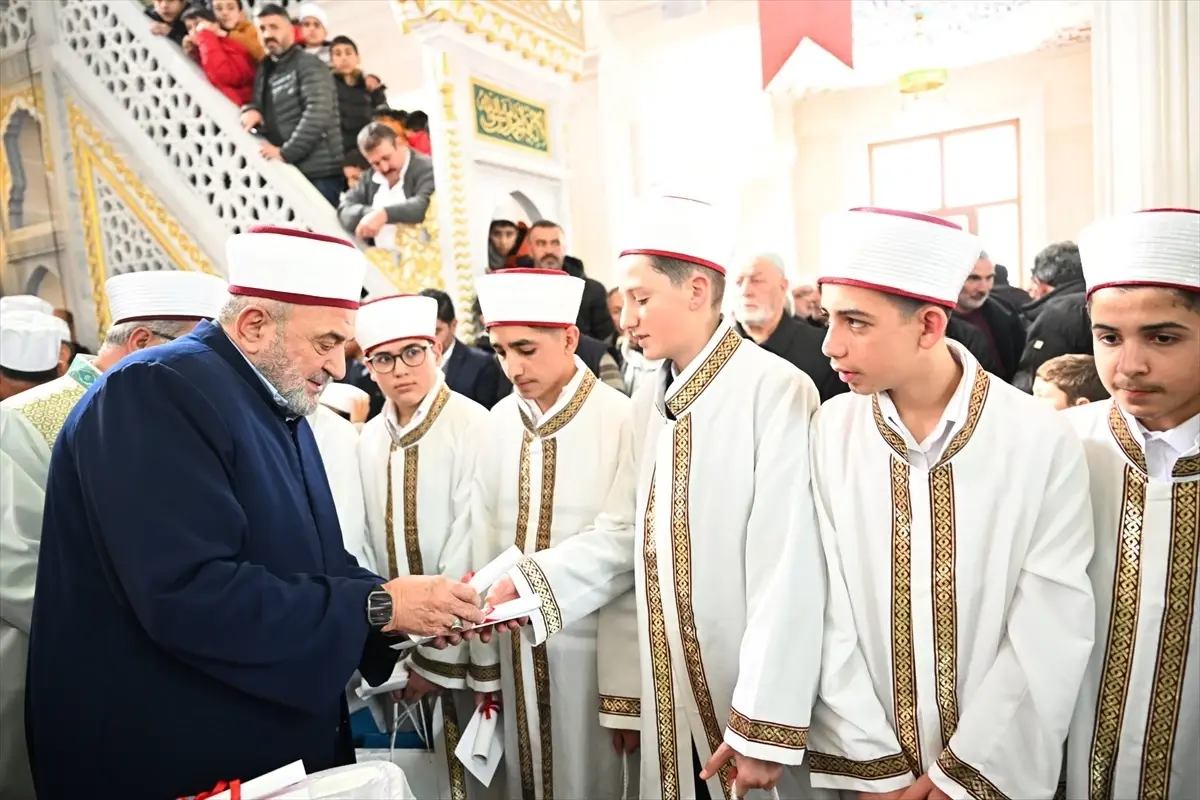 Erzurum'da düzenlenen icazet merasimi, 415 hafızın kutsal görevine adım attığı