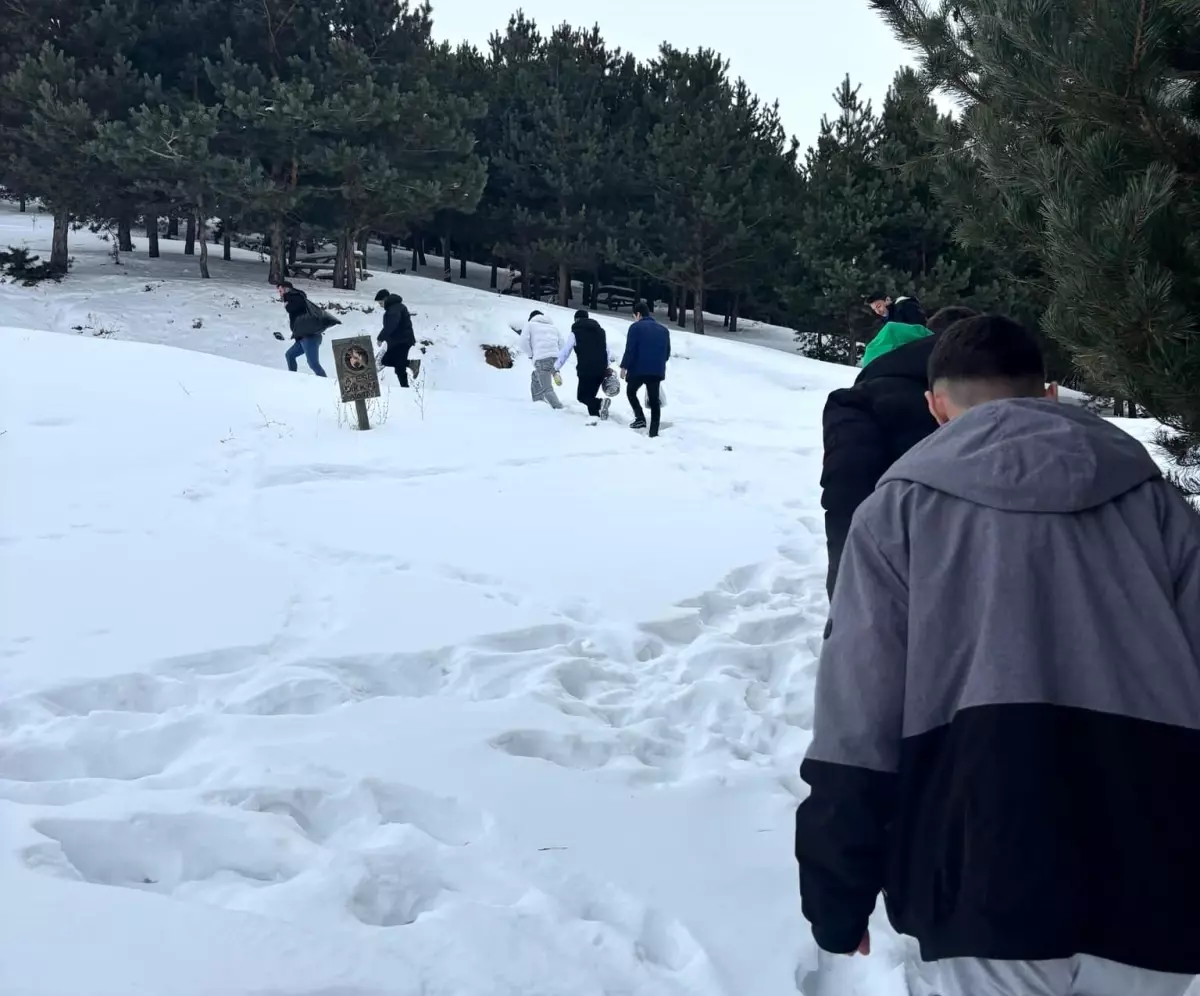 Erzurum'daki gençlik merkezi gönüllüleri, yaban hayatına destek olmak için bir