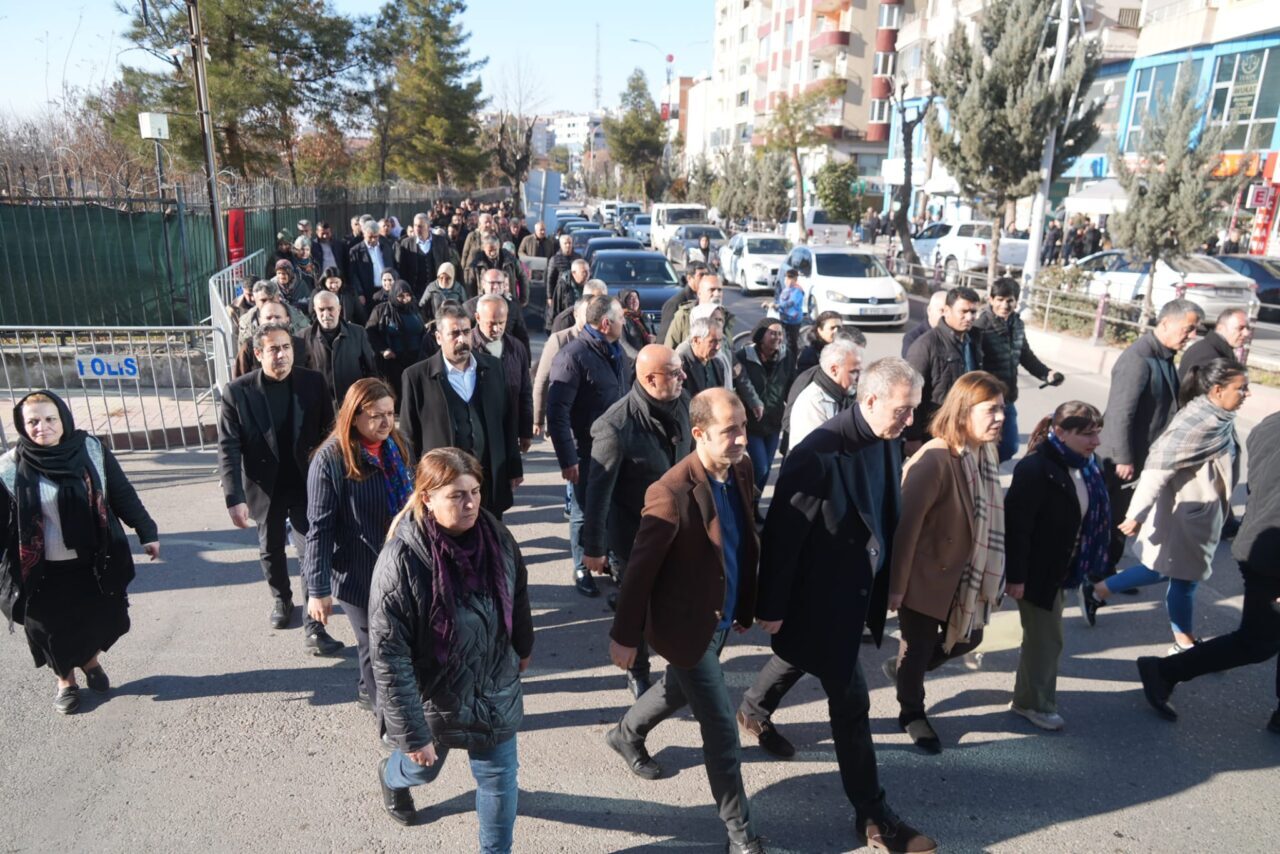 Siirt Belediyesi'ne kayyım atanmasına ilişkin yürüyüş ve açıklama yapıldı. Demokrasi
