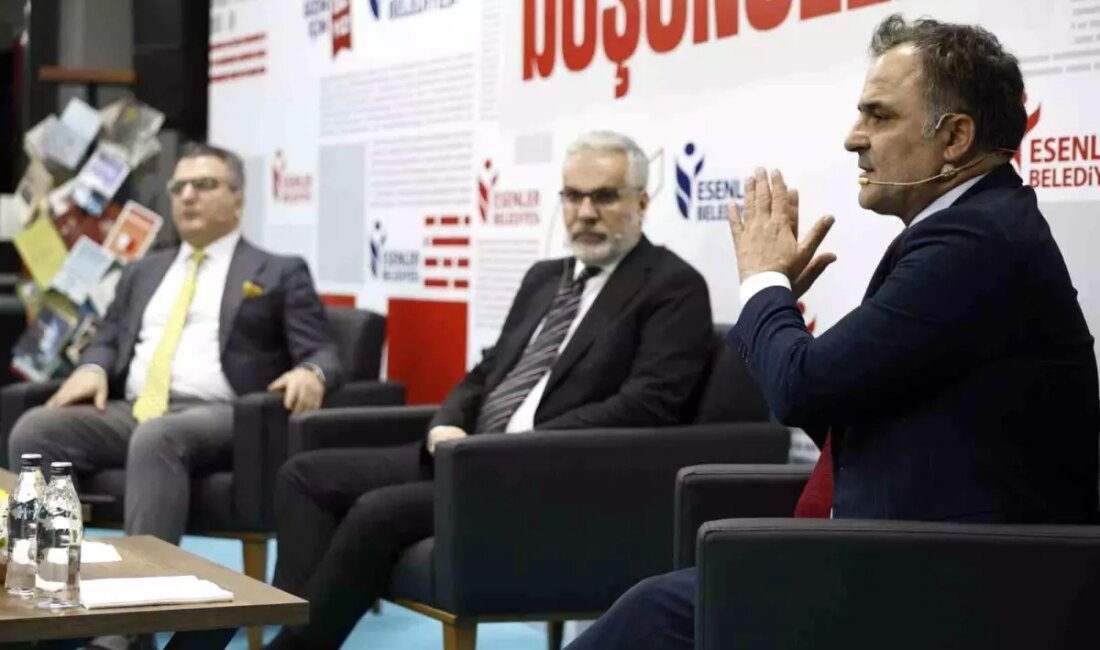Esenler Belediyesi'nde düzenlenen Gündeme Dair Düşünceler Semineri, katılımcılara güncel konuları