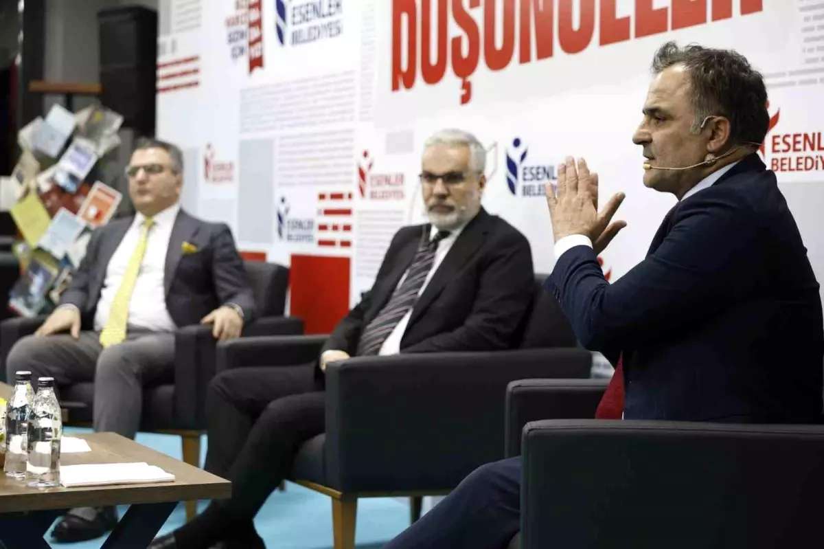 Esenler Belediyesi'nde düzenlenen Gündeme Dair Düşünceler Semineri, katılımcılara güncel konuları