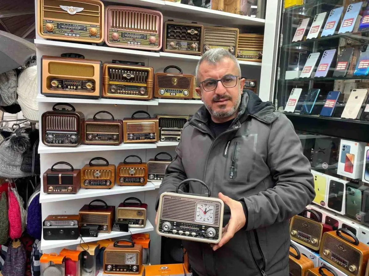 Eskişehir'de nostaljik radyolara olan ilgi giderek artıyor. Retro radyo tutkunları,