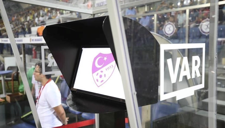 Fenerbahçe, Süper Lig'de Adana Demirspor ile zorlu bir mücadeleye çıkıyor.