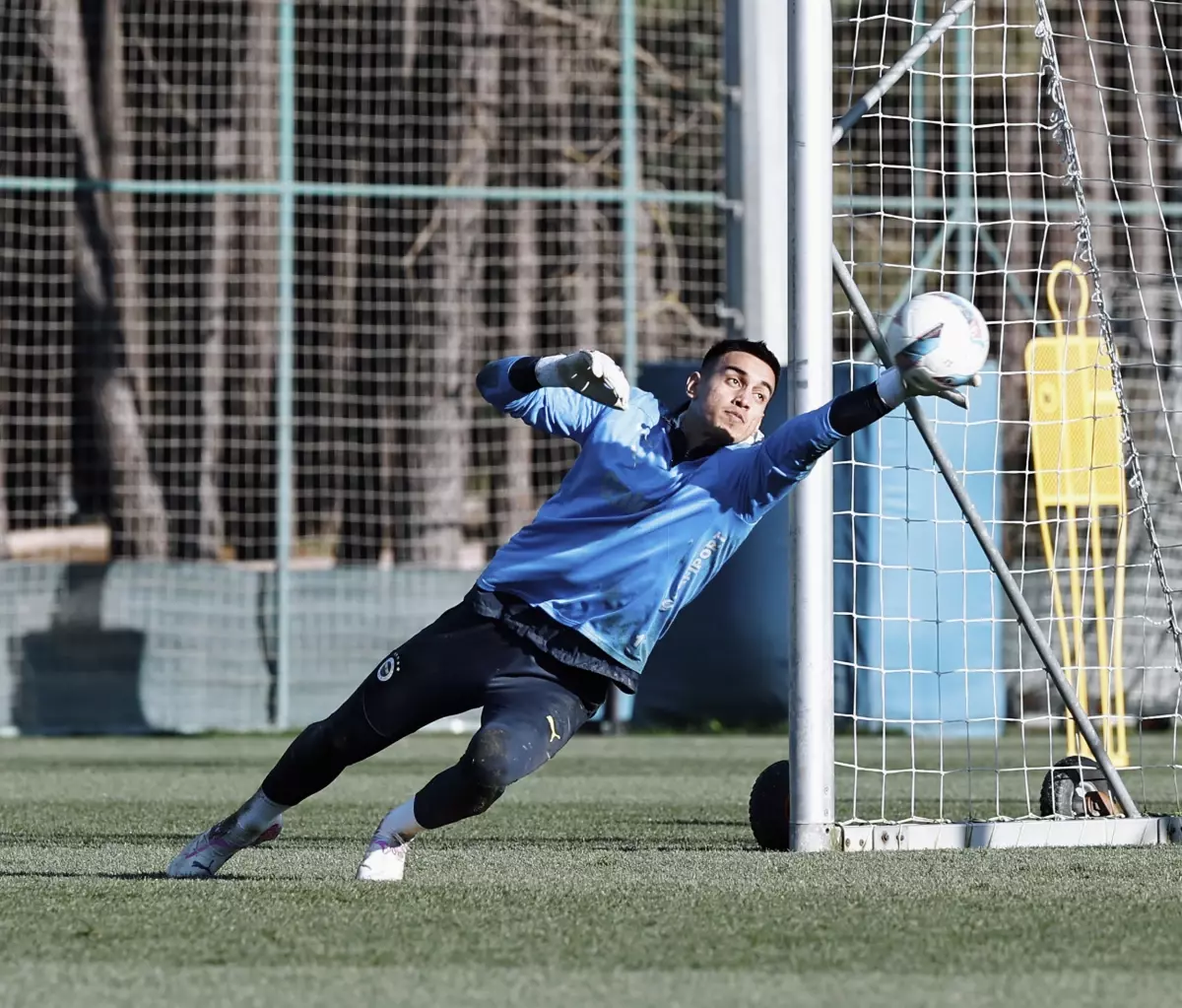 Fenerbahçe, Konyaspor ile yapacağı kritik maç için hazırlıklarını sürdürüyor. Takımın