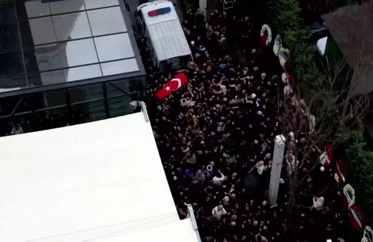 Ünlü sanatçı Ferdi Tayfur'un hayatını kaybetmesiyle birlikte, duygusal bir cenaze