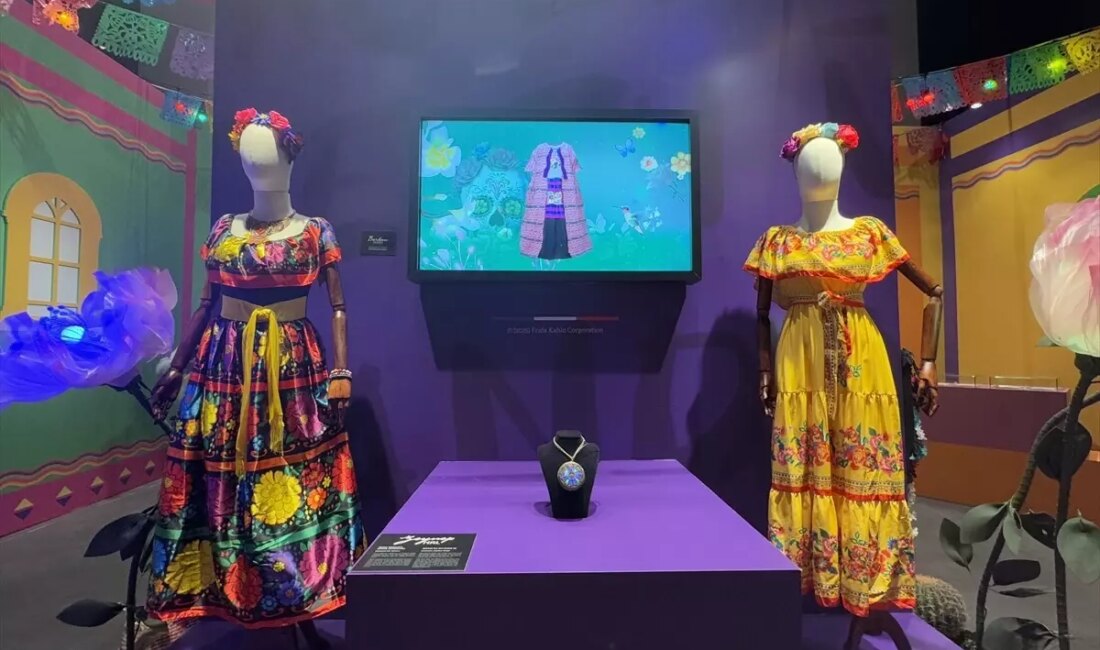 Frida Kahlo'nun Günlükleri Sergisi, AKM'de sanatseverlerle buluşarak, ünlü sanatçının iç