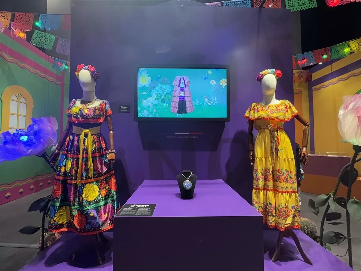 Frida Kahlo'nun Günlükleri Sergisi, AKM'de sanatseverlerle buluşarak, ünlü sanatçının iç