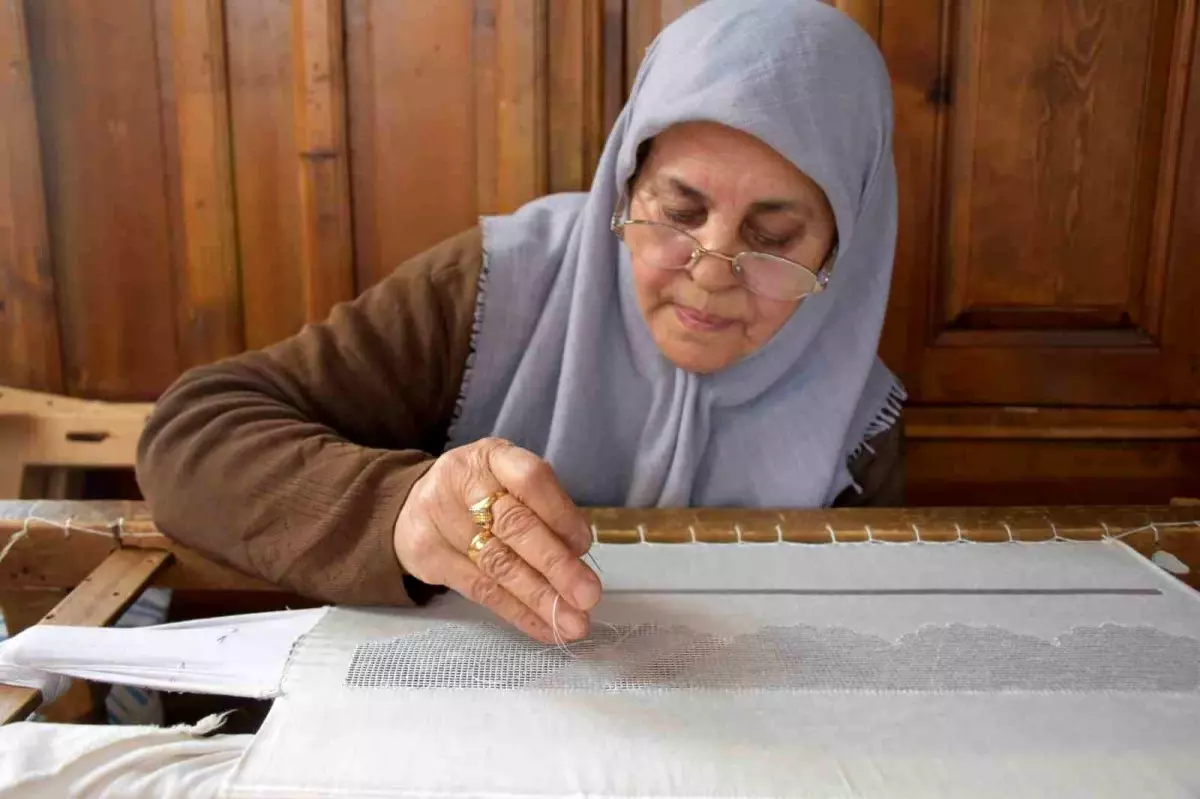 Gaziantep'in zengin kültürel mirasını yansıtan Antep işi nakış, ustaların elinden