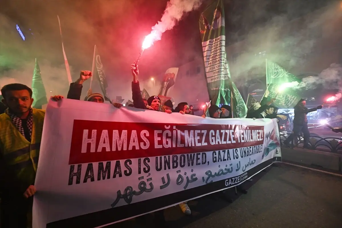 Gazze direnişini selamlamak amacıyla düzenlenen yürüyüş, Fatih'te büyük bir katılımla