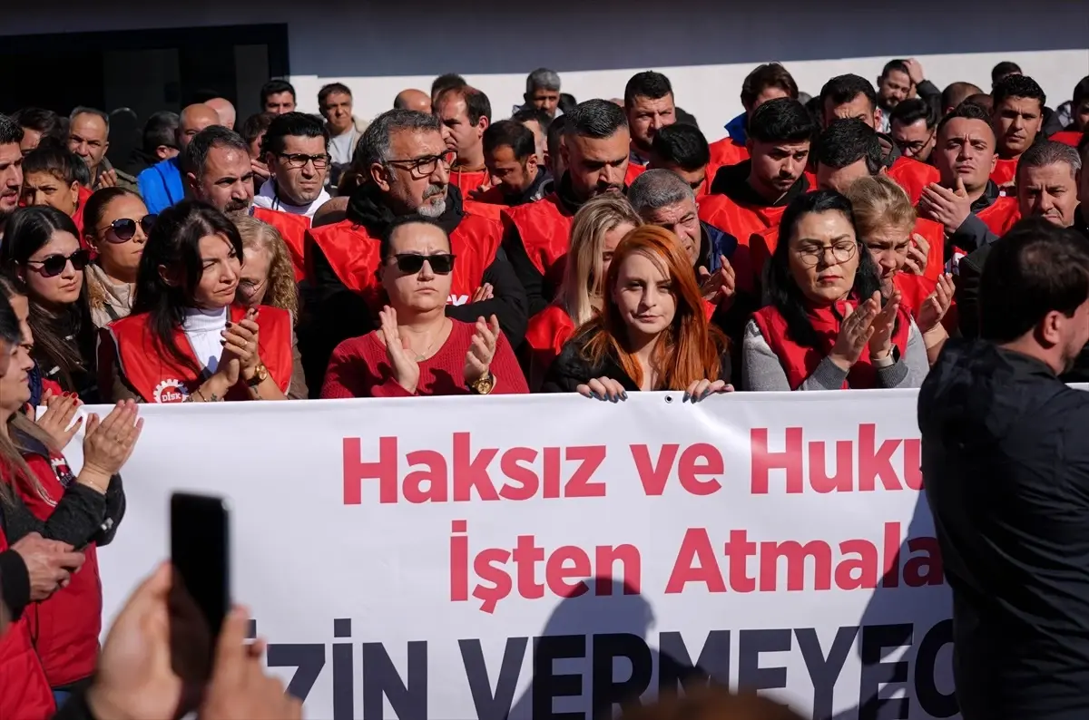 Genel-İş Sendikası, İzmir Büyükşehir Belediyesi'ne karşı gerçekleştirdiği eylemle işçi haklarını