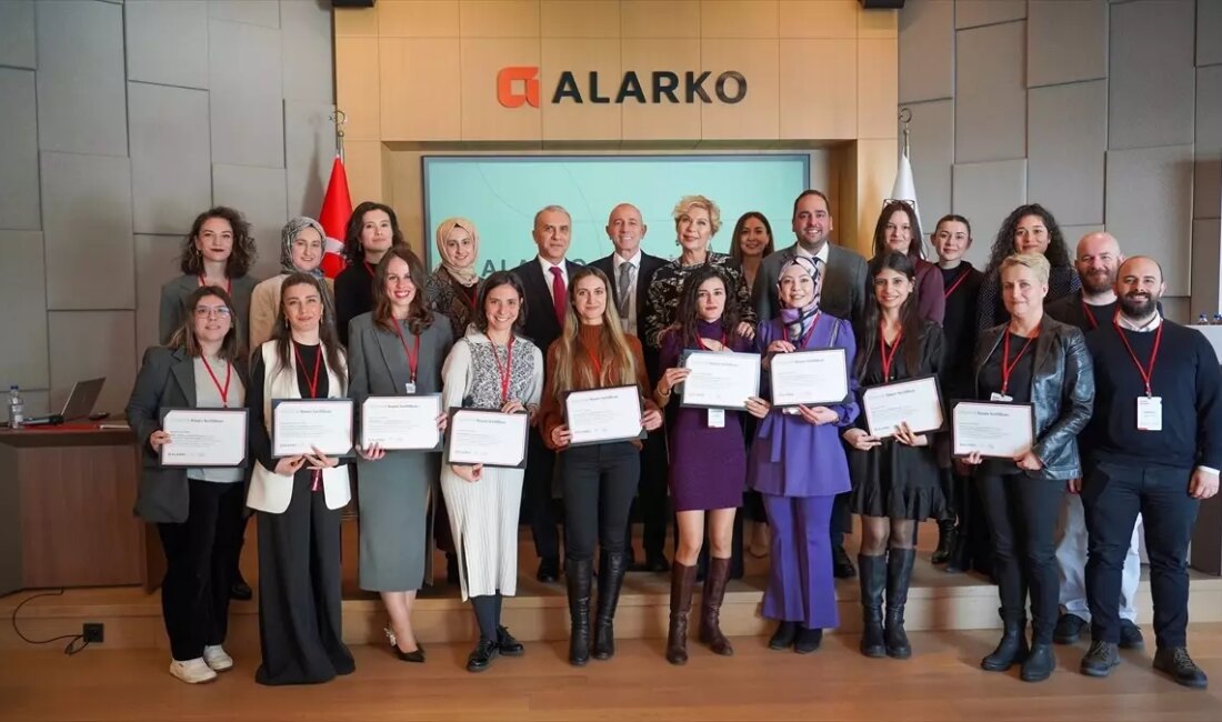 Girişim Öncüleri Programı'nda kadın girişimcilere ödüller verildi. Başarılı kadınların girişimcilik