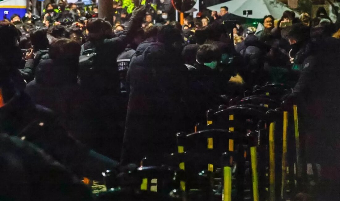 Güney Kore'de Yoon Suk Yeol'un tutuklama kararı, siyasi arenada büyük