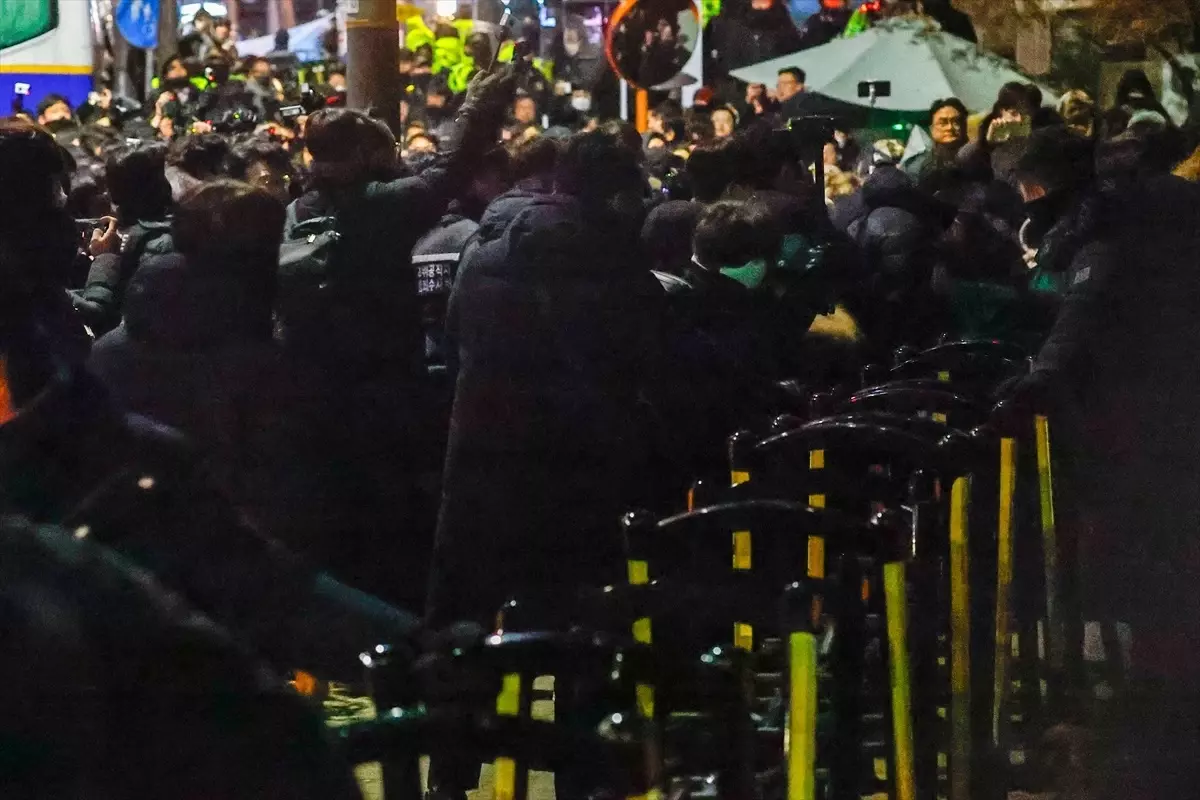 Güney Kore'de Yoon Suk Yeol'un tutuklama kararı, siyasi arenada büyük