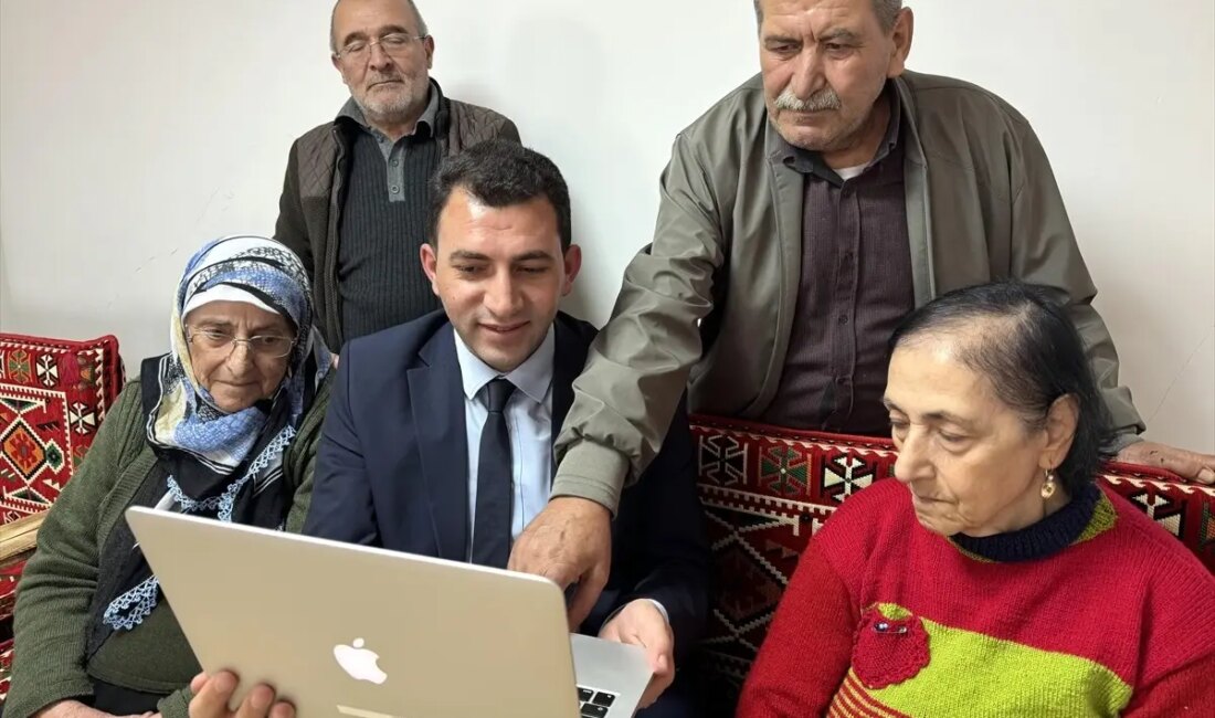 Huzurevi sakinleri, yılın en güzel karelerini seçmek için bir araya