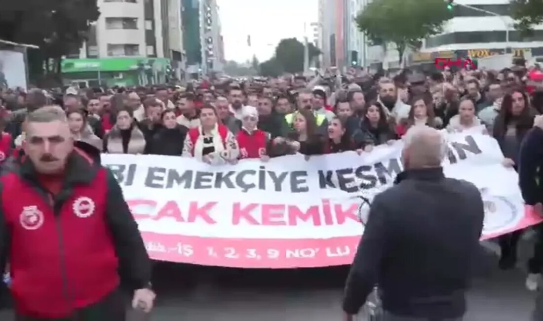 İzmir Büyükşehir Belediyesi'nde işçilerin maaş kesintisine karşı gerçekleştirdiği eylem, çalışanların