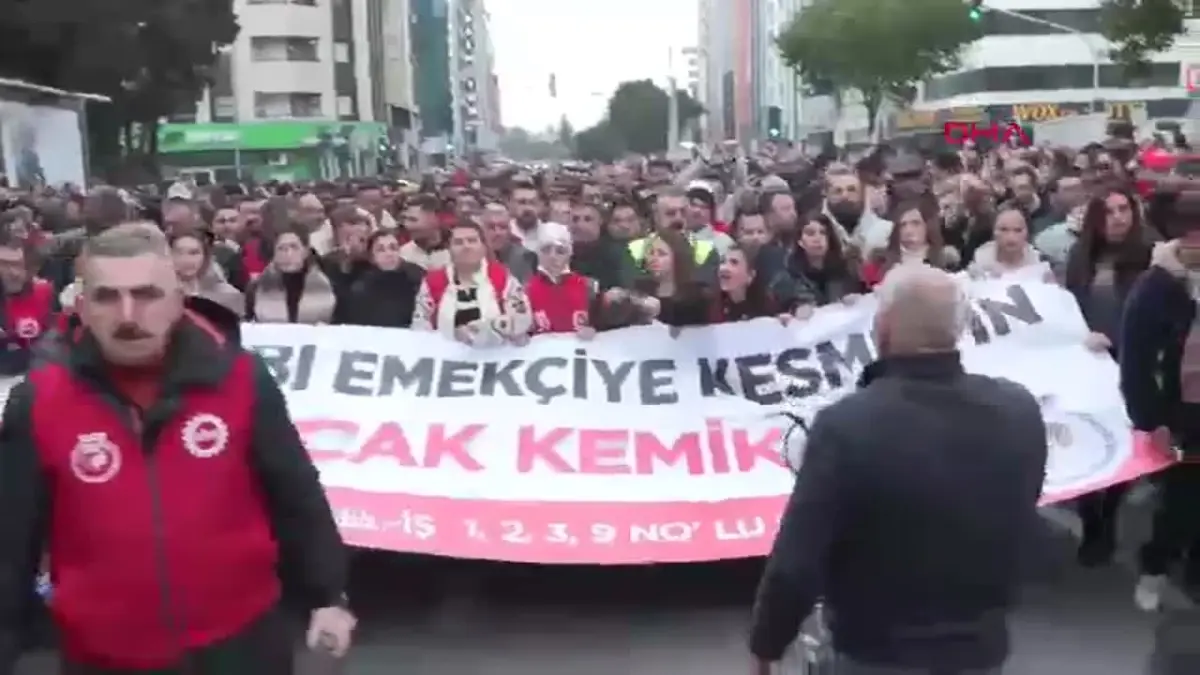 İzmir Büyükşehir Belediyesi'nde işçilerin maaş kesintisine karşı gerçekleştirdiği eylem, çalışanların