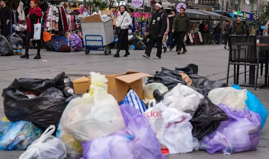 İzmir'de çöp toplama hizmetlerinde yaşanan aksaklıklar, şehirdeki temizlik sorunlarını beraberinde