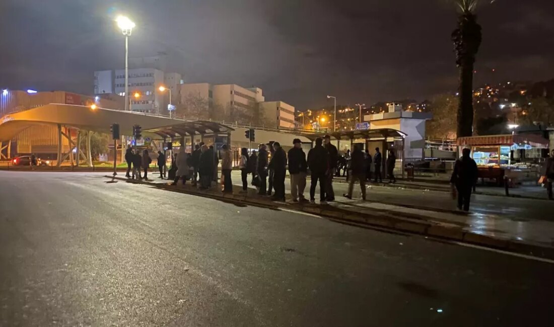 İzmir'de işçi eylemleri, ulaşımda ciddi aksamalara yol açtı. Şehrin farklı