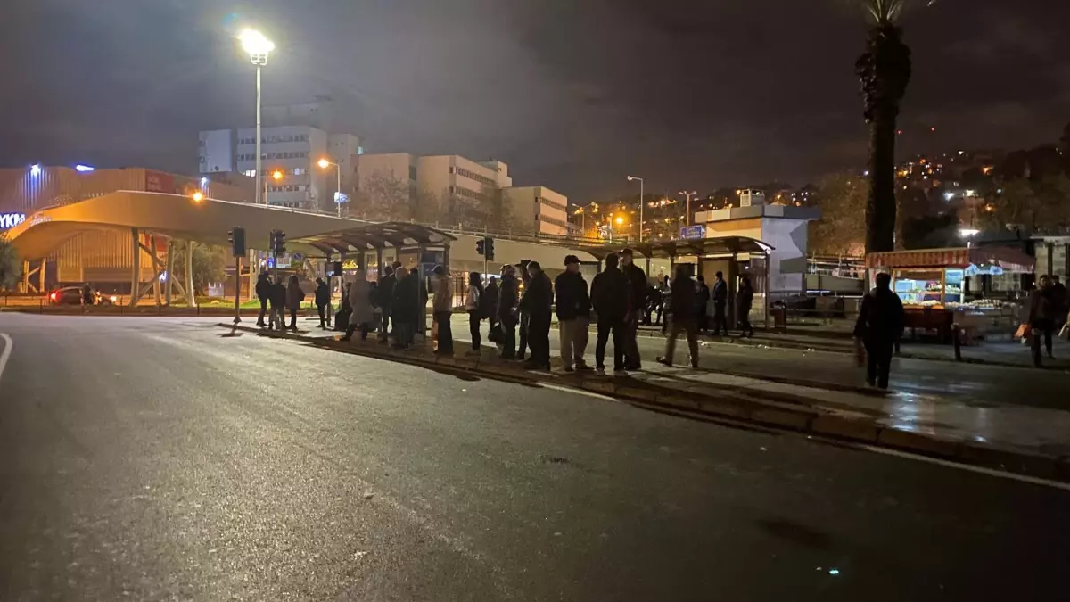 İzmir'de işçi eylemleri, ulaşımda ciddi aksamalara yol açtı. Şehrin farklı